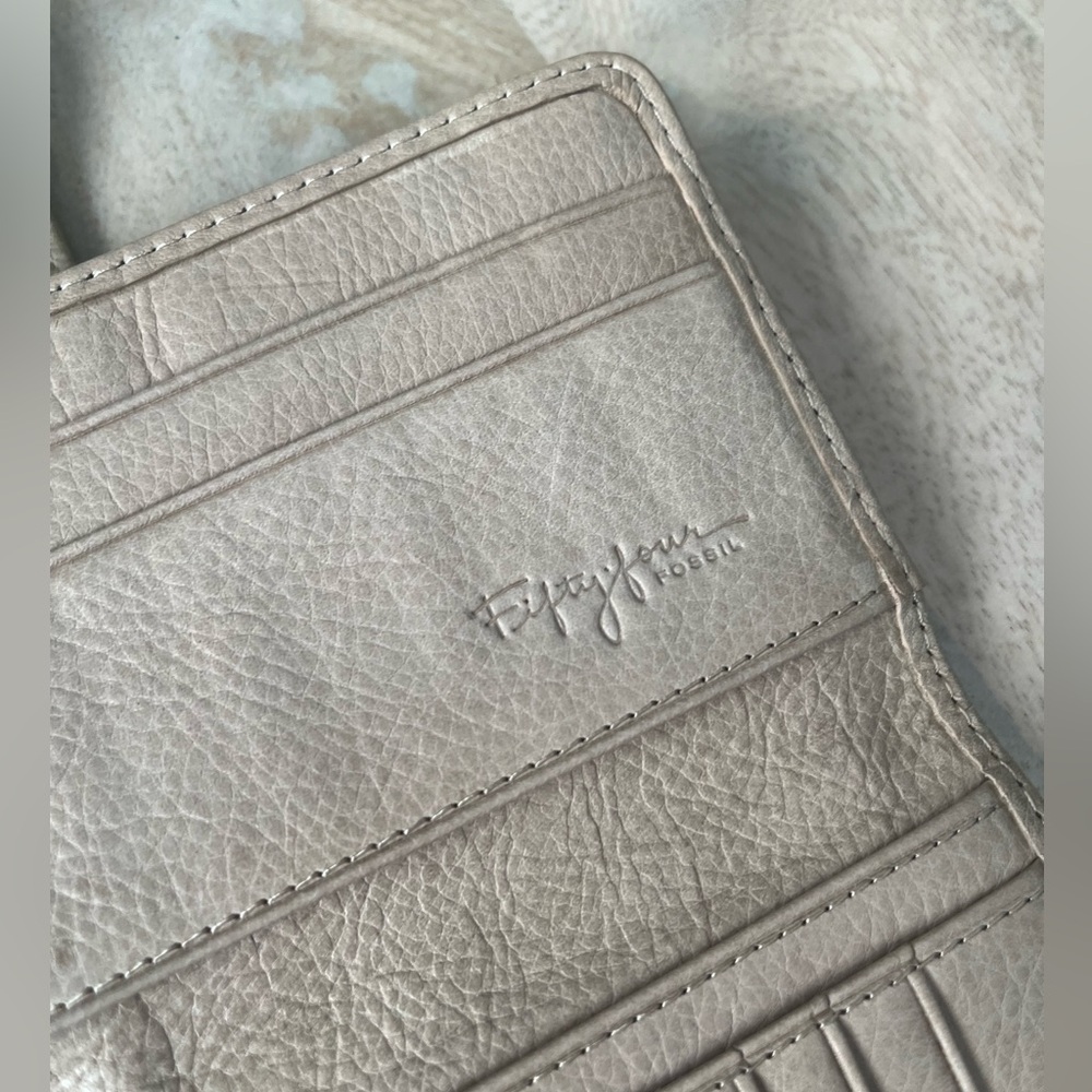 FOSSIL 54 π₯ leather tab wallet Never Used cream off-white bone - Picture 4 of 5